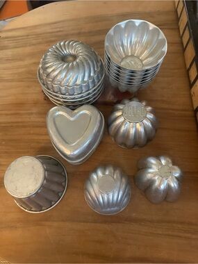 Set of 18 vintage molds including 7 Jello brand molds